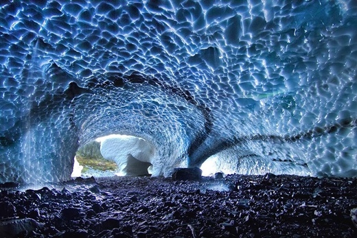 
	
	Bên trong hang động Big Four Ice là một vùng đất thần tiên nào đó. (Nguồn IG @stephenskis)